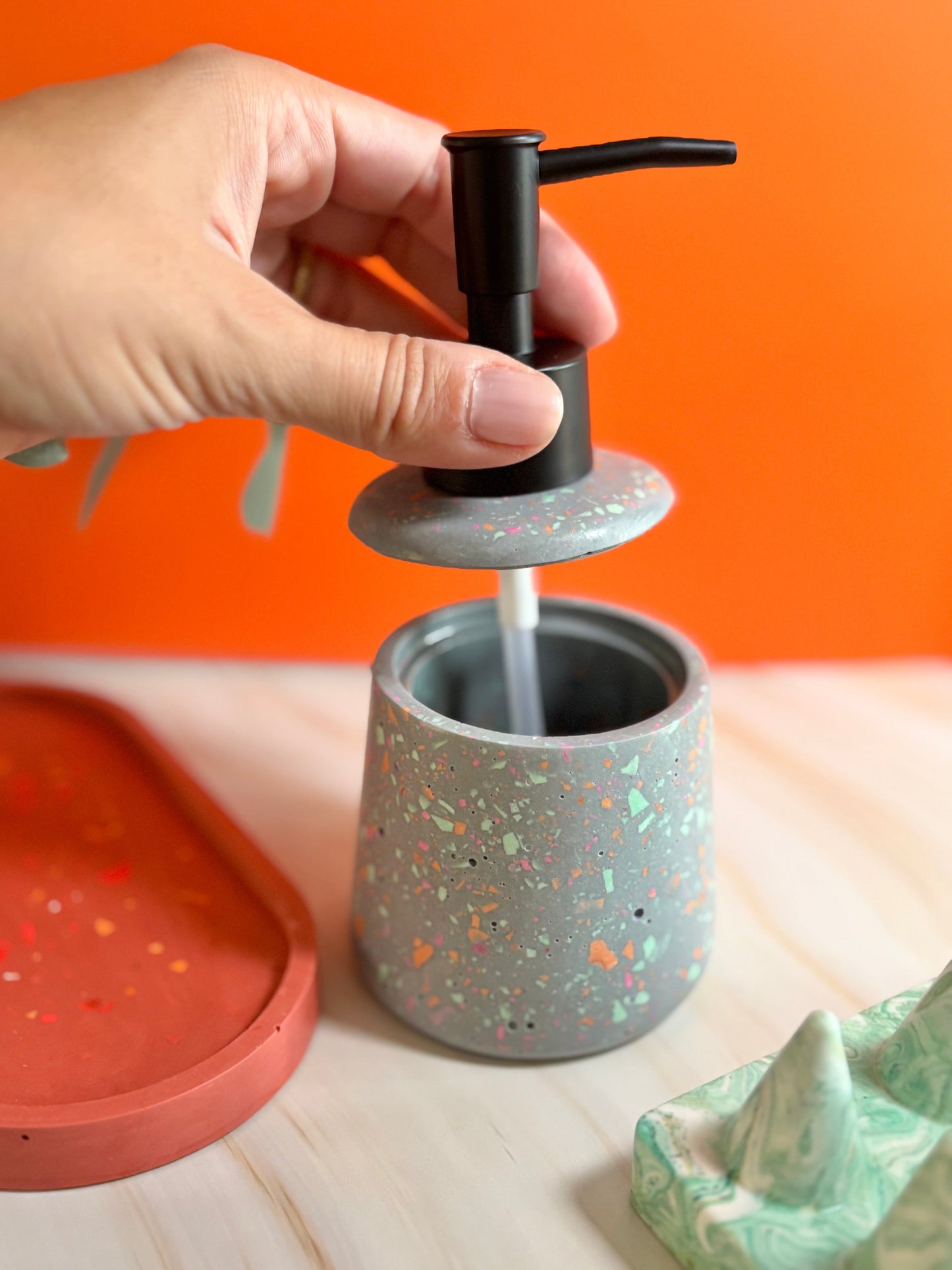 Kookie.it Arredamento Dispenser di Sapone liquido in Eco-Resina - Color London Terrazzo – Fatto a Mano