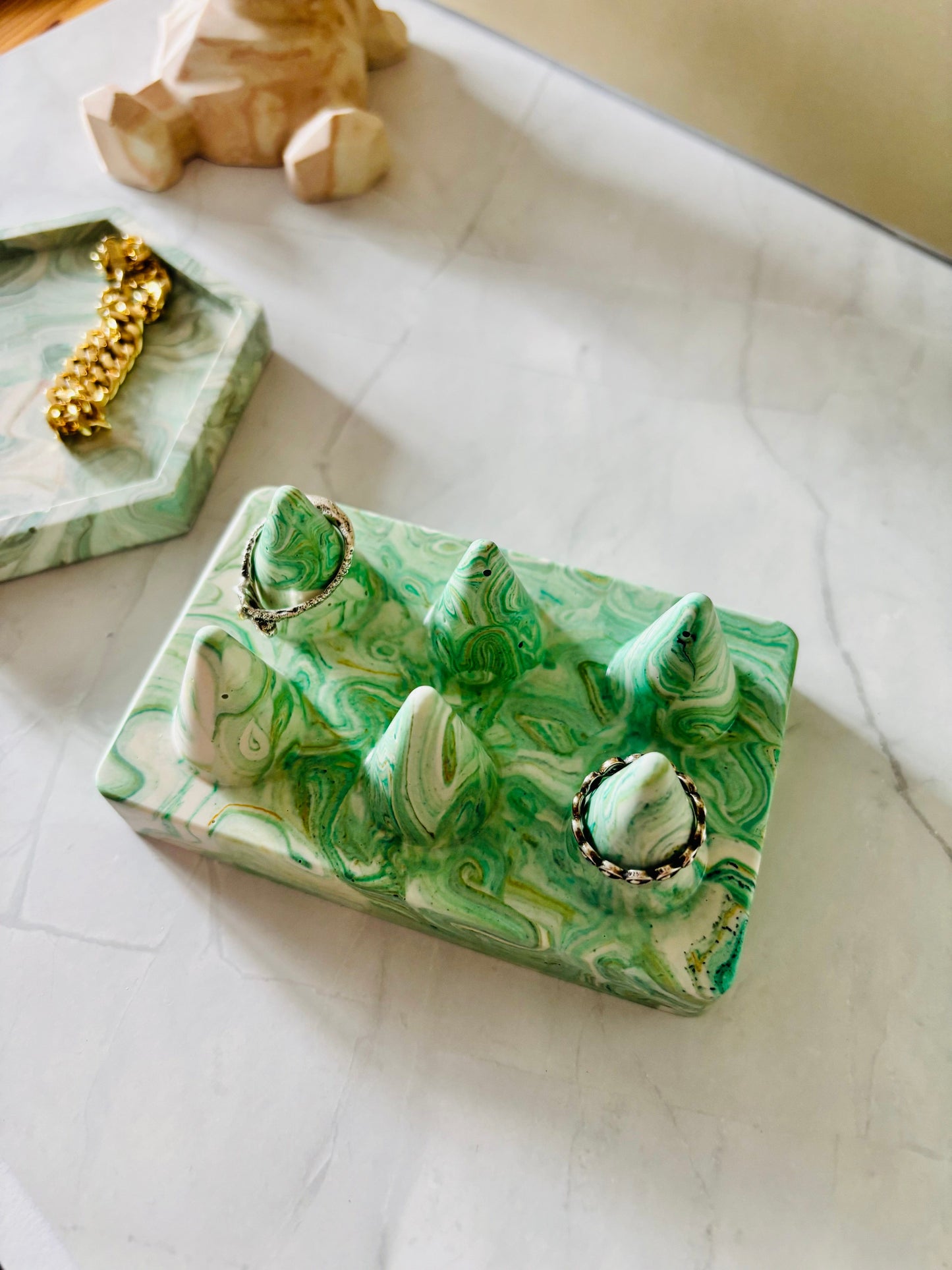 Kookie.it Porta anelli a 6 coni in eco resina – effetto marmo - Verde Giada