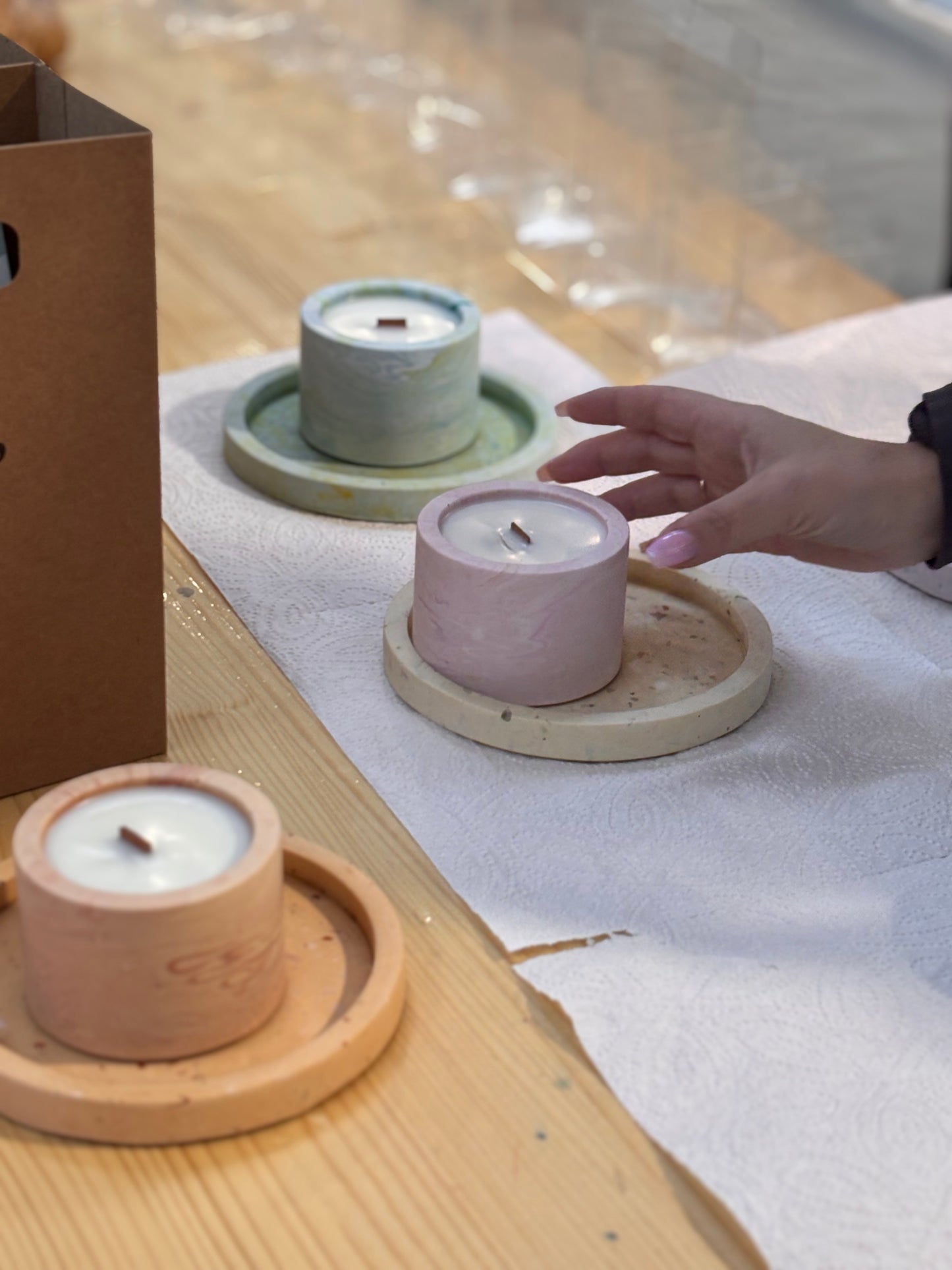 Candela fiorita e vassoio: crea il tuo set con l’eco resina - Kookie.it