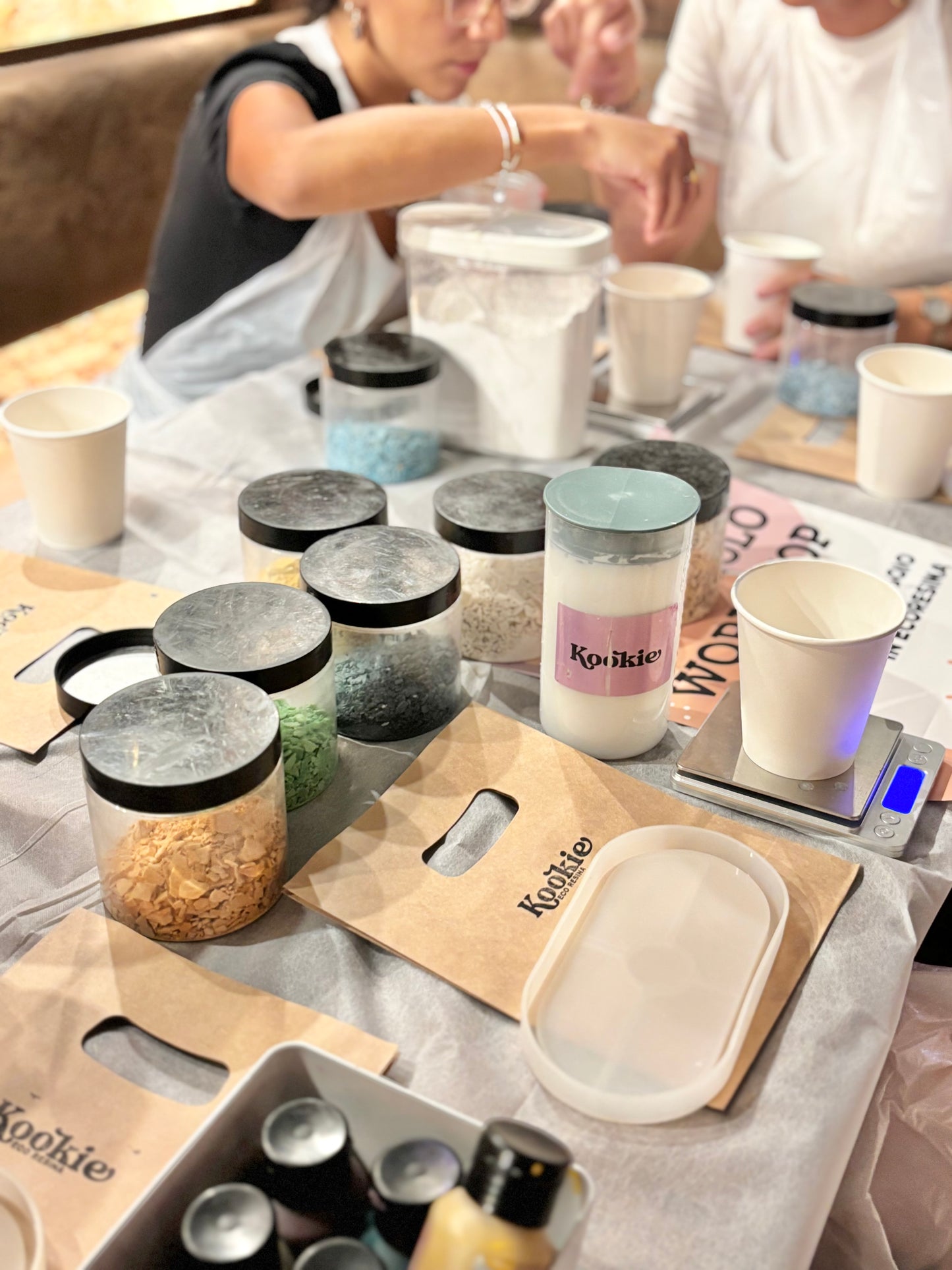 Corso di Eco Resina: crea il tuo set di vasetto e piattino @ Libreria Cuorcontento Bollate