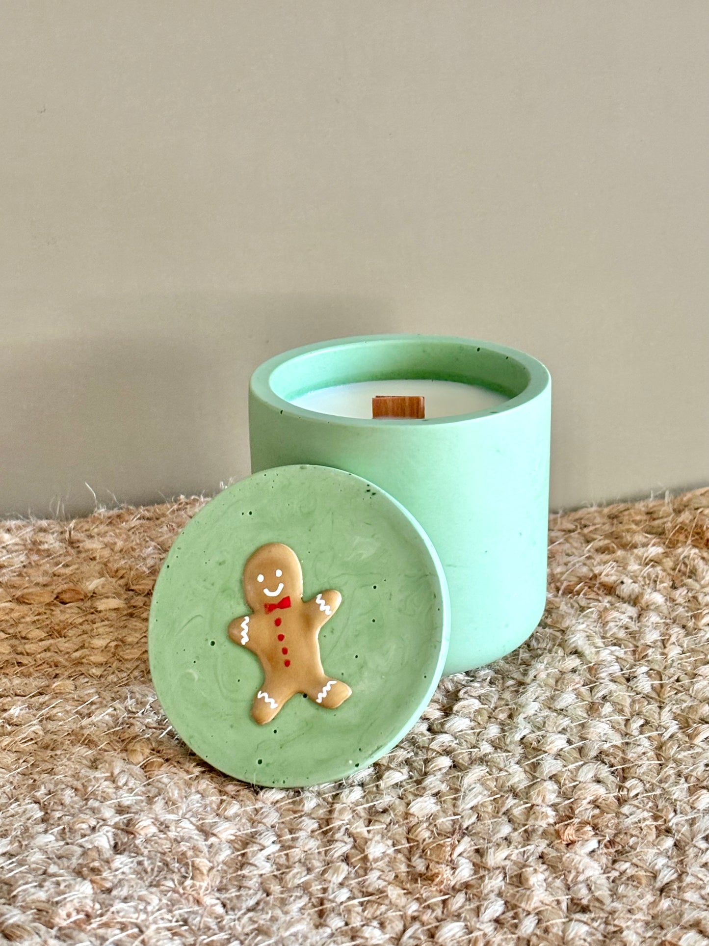 Candela Pan di Zenzero artigianale con coperchio decorato