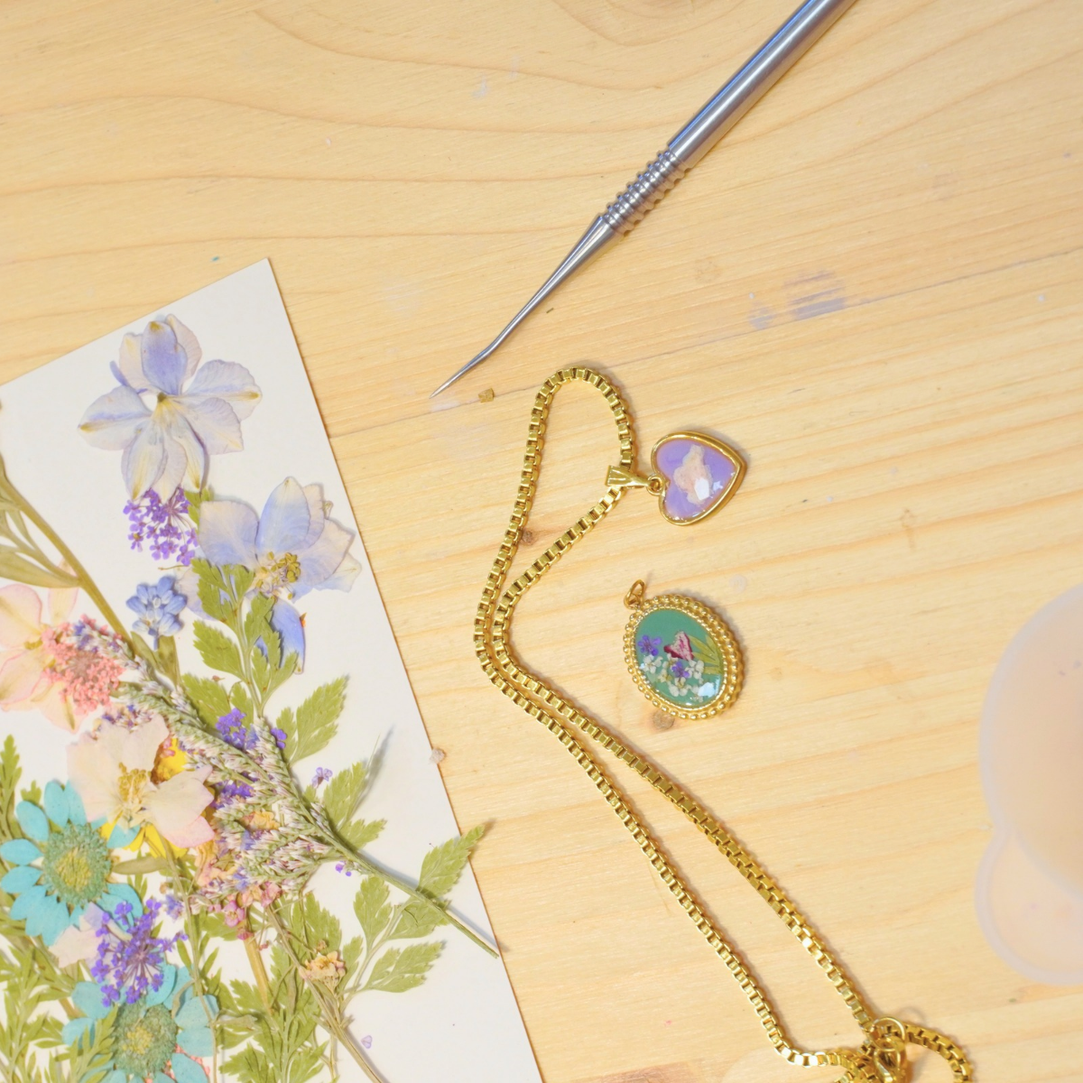Ciondolo con Fiori Secchi e Resina: Workshop Dark Botanical per Halloween a Milano - 30/10