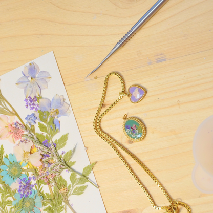 Ciondolo con Fiori Secchi e Resina: Workshop Dark Botanical per Halloween a Milano - 30/10