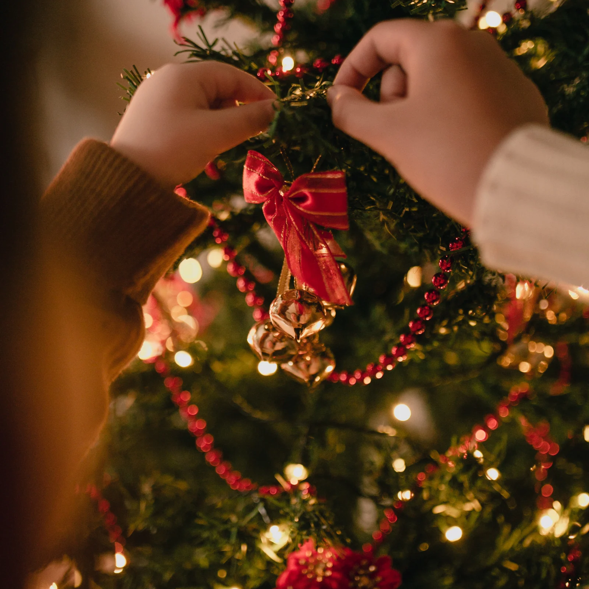 Laboratorio di Natale per Bambini a Milano: Crea le Decorazioni per l’Albero in Eco-Resina - Kookie.it