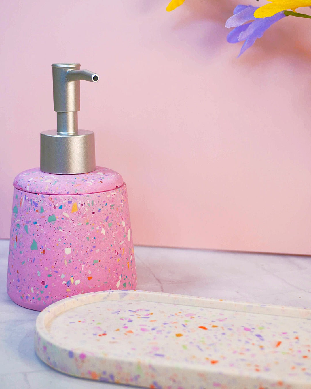 Set Bagno Rosa Confetti - Vassoio e Dispenser per sapone liquido - Fatto a Mano - Kookie.it