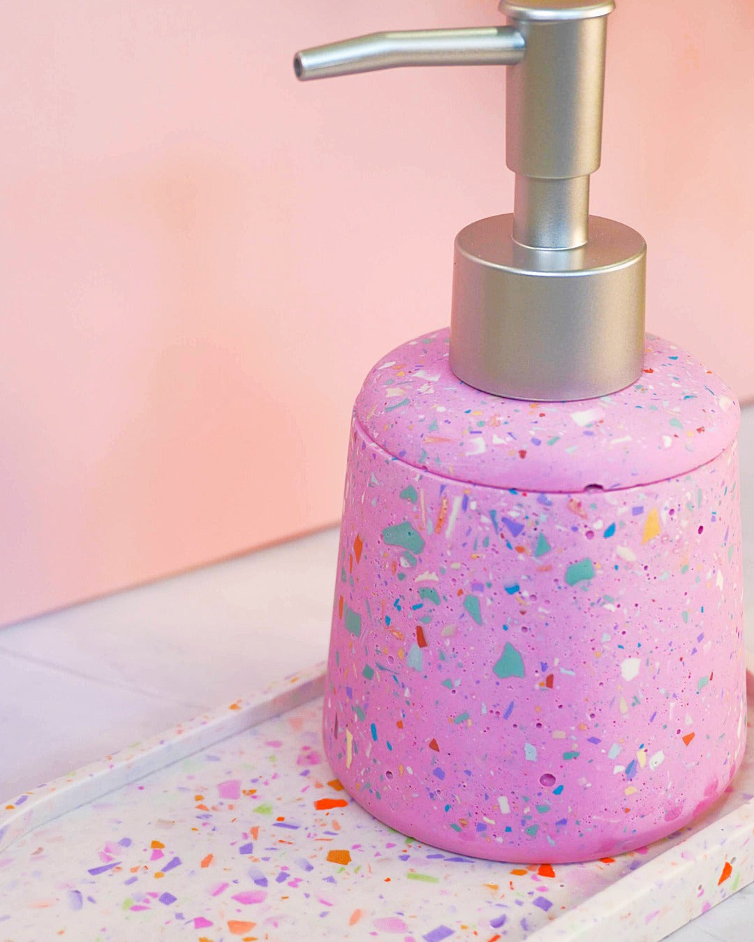 Set Bagno Rosa Confetti - Vassoio e Dispenser per sapone liquido - Fatto a Mano - Kookie.it