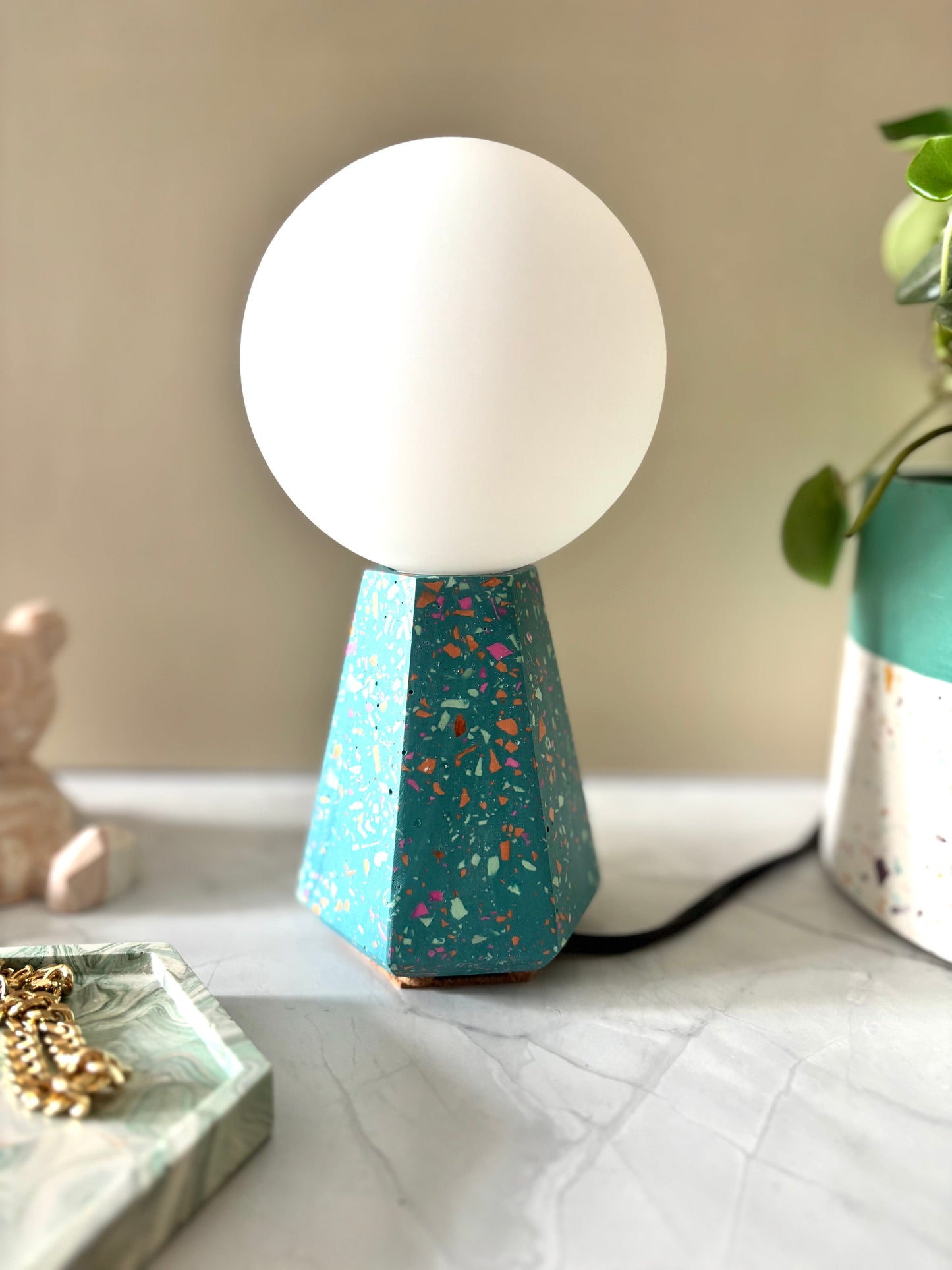 Kookie.it Arredamento Lampada da Tavolo Orb Petrolio - Design minimal in eco resina – moderna e artigianale