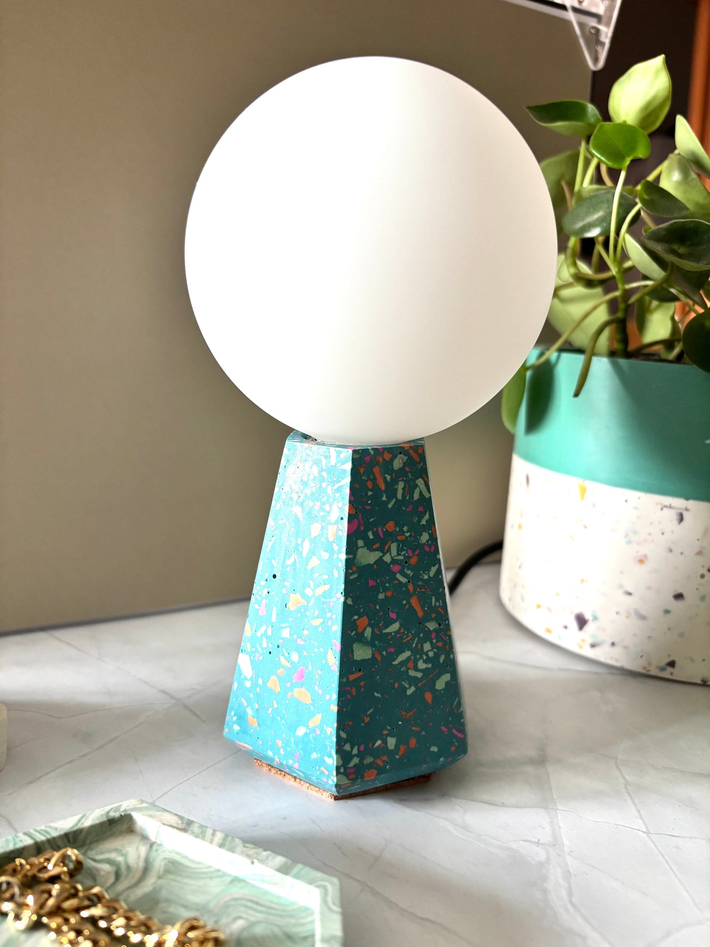 Kookie.it Arredamento Lampada da Tavolo Orb Petrolio - Design minimal in eco resina – moderna e artigianale