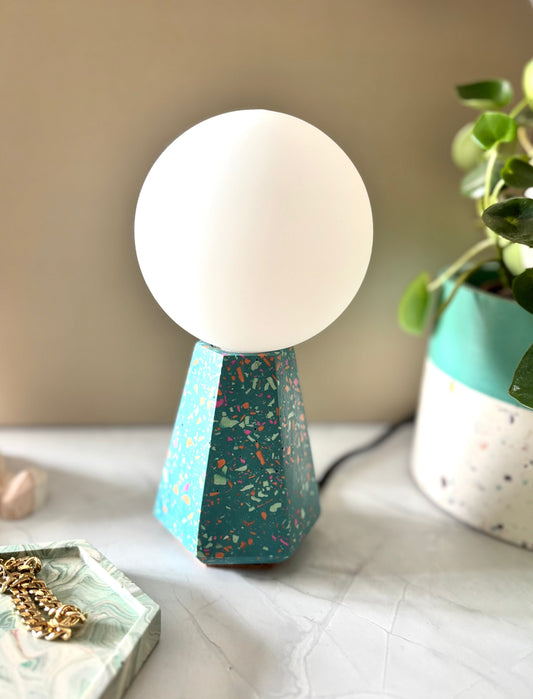 Kookie.it Arredamento Lampada da Tavolo Orb Petrolio - Design minimal in eco resina – moderna e artigianale
