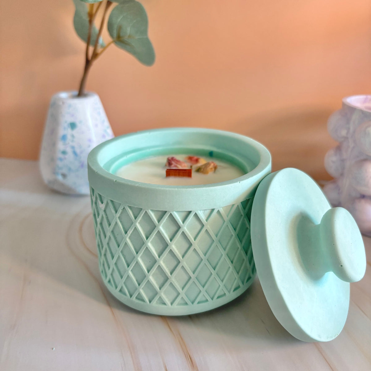 Candela artigianale con coperchio PomPom - Menta - Aqualume - Kookie.it