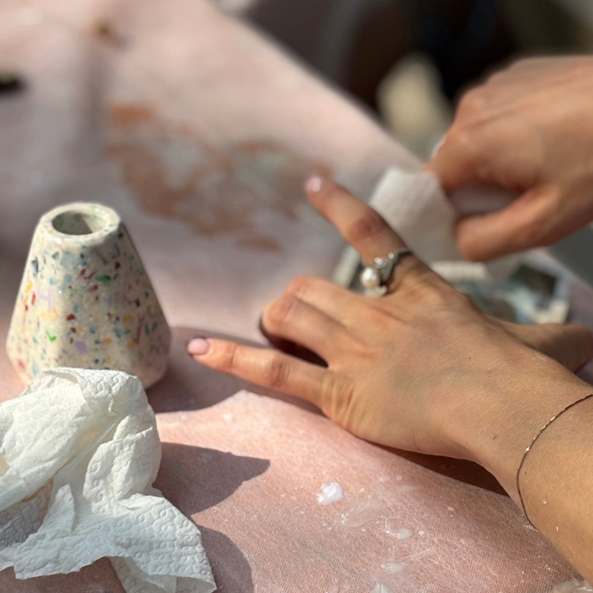 Corso di Eco Resina: crea il tuo set di vasetto e piattino @ Libreria Cuorcontento Bollate